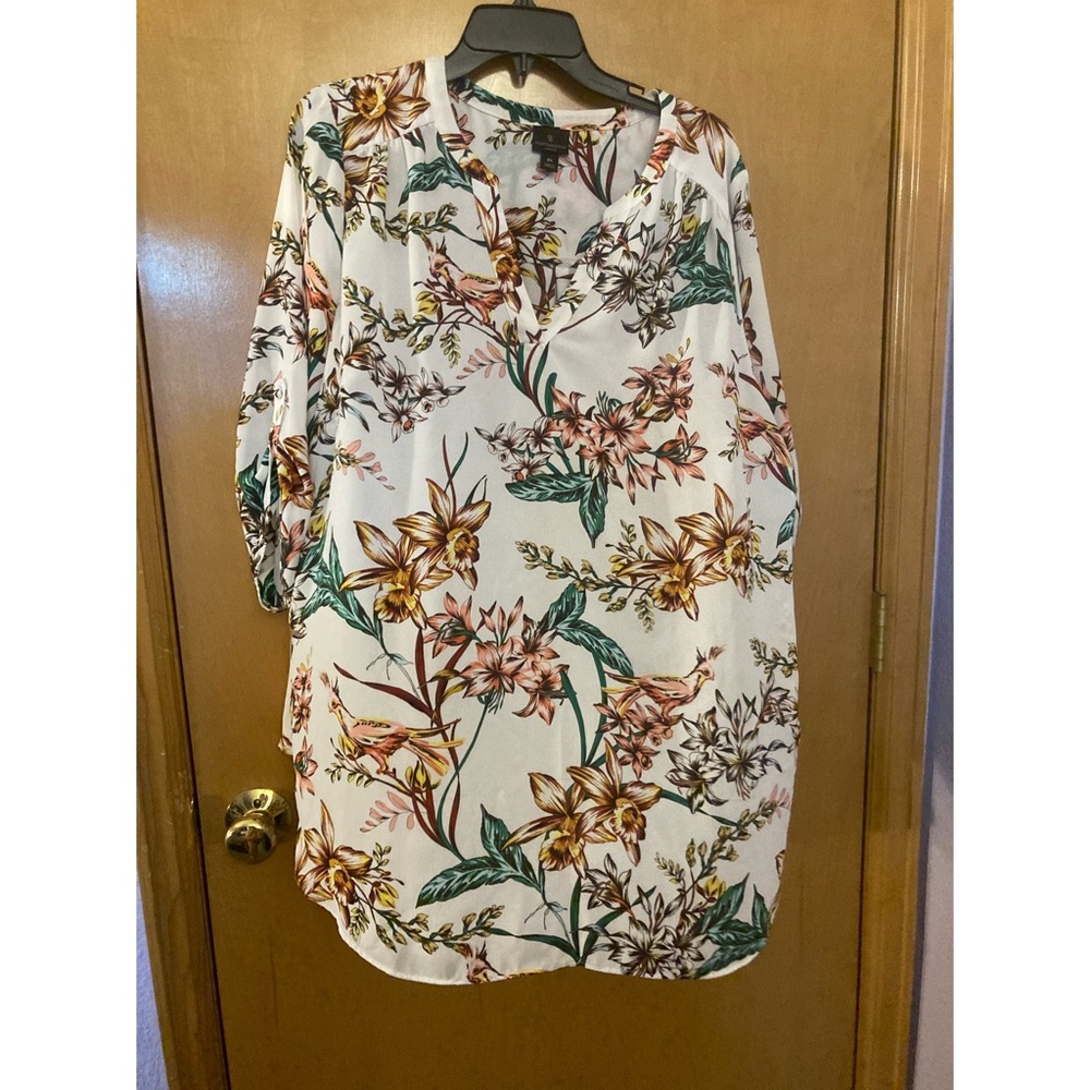 Worthington Size 2X White Popover Blouse 3/4 roll-up sleeves Floral throughout